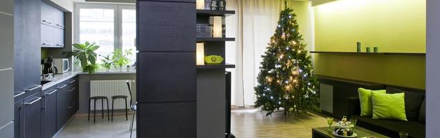 Zielony salon w świątecznych dekoracjach. Choinka w aranżacji salonu