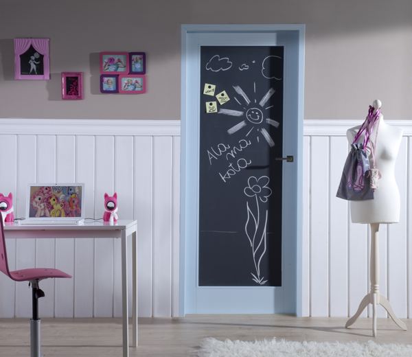 Charakterystyczne drzwi wewnętrzne do pokoju dziecięcego