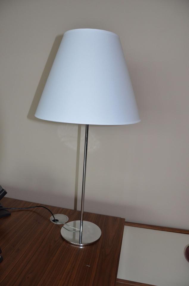 Białe lampy stojące i wiszące – stonowana aranżacja biura