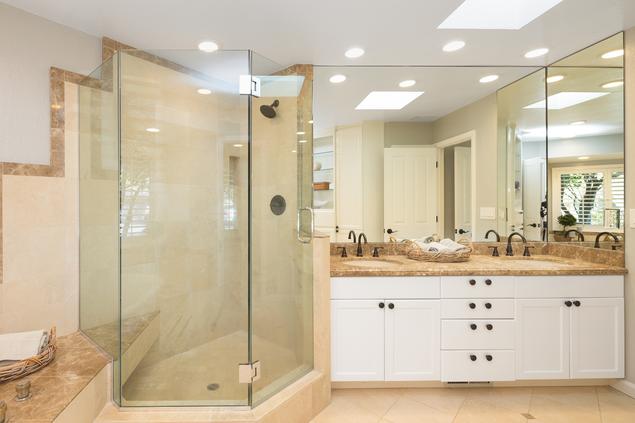 Łazienka z wanną i prysznicem urządzona w stylu nowoczesnym 